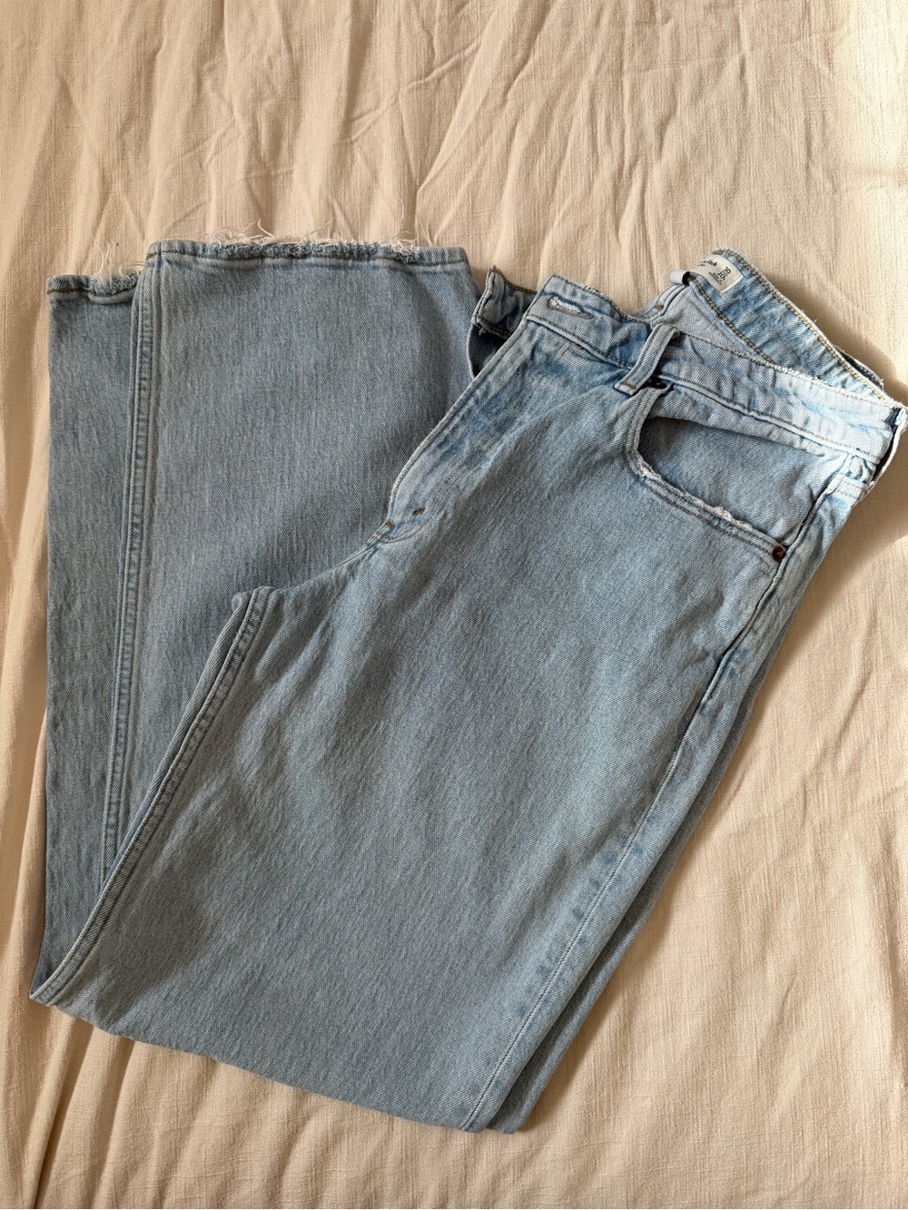 Abercrombie & Fitch Light Wash Curve Love High Rise The 90’s Relaxed Jean